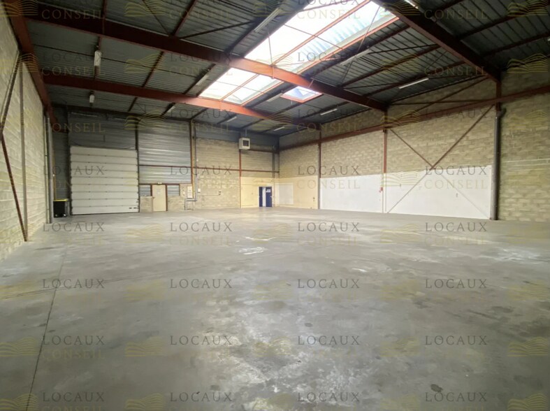 Flex in Méry-sur-Oise for lease - Interior Photo - Image 1 of 4
