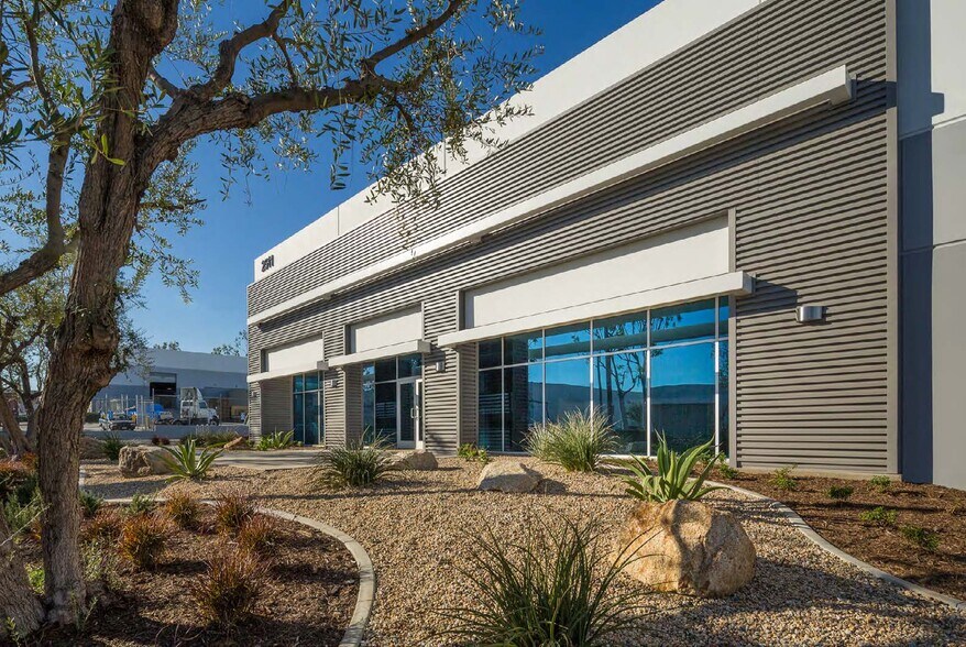 2511 S Edison Way, Compton, CA à louer - Photo du bâtiment - Image 1 de 4