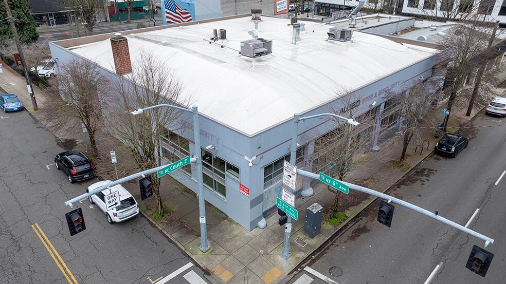 530 NE Couch St, Portland, OR for lease - Building Photo - Image 1 of 32
