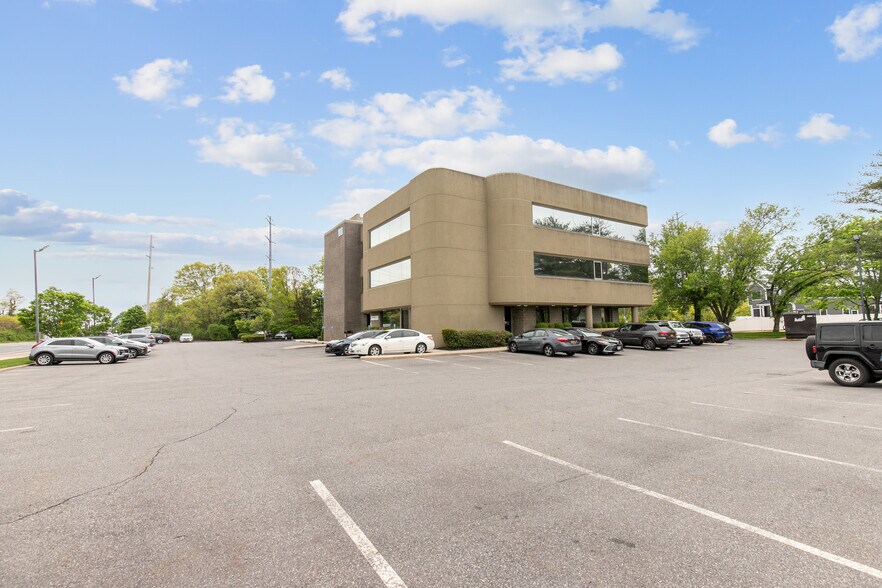 1010 Route 112, Port Jefferson, NY à vendre - Photo du bâtiment - Image 2 de 10