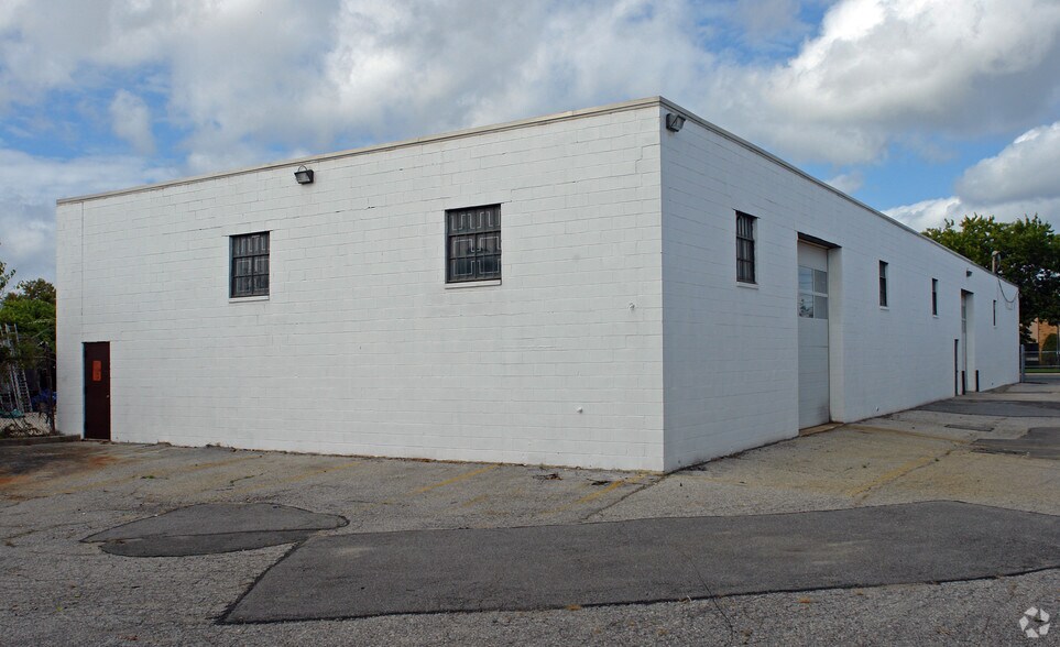 25 Seabro Ave, Amityville, NY for lease - Building Photo - Image 3 of 5