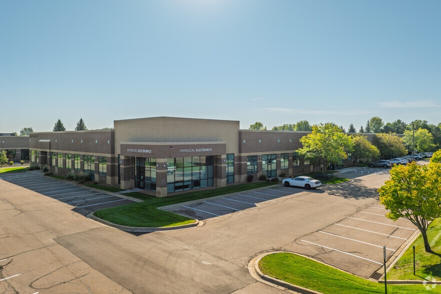 18651-18691 Lake Dr E, Chanhassen, MN for lease - Building Photo - Image 3 of 22
