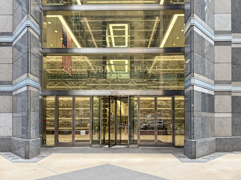 1650 Market St, Philadelphia, PA à louer - Photo du bâtiment - Image 2 de 3