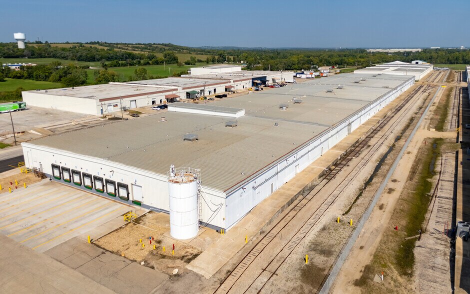 Forbes Industrial Park portefeuille de 3 propriétés à vendre sur LoopNet.ca - Photo du bâtiment - Image 2 de 6