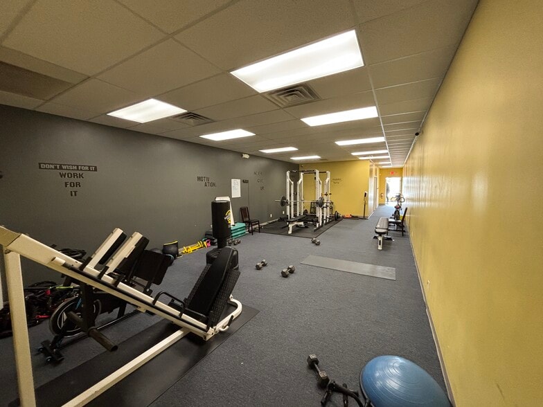 5867-5873 Mayfield Rd, Mayfield Heights, OH for lease - Interior Photo - Image 3 of 7