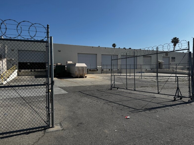 20222-20238 Plummer St, Chatsworth, CA for lease - Building Photo - Image 3 of 4