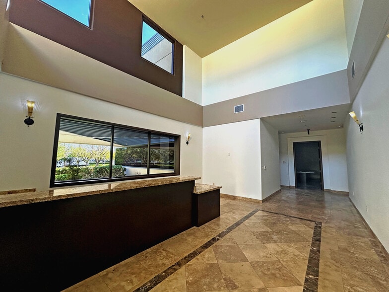 955 Grier Dr, Las Vegas, NV à louer - Photo du bâtiment - Image 3 de 7