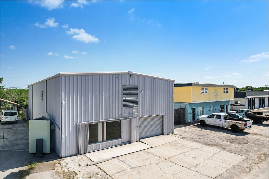 1911 Dana Dr, Fort Myers, FL for sale - Building Photo - Image 3 of 18