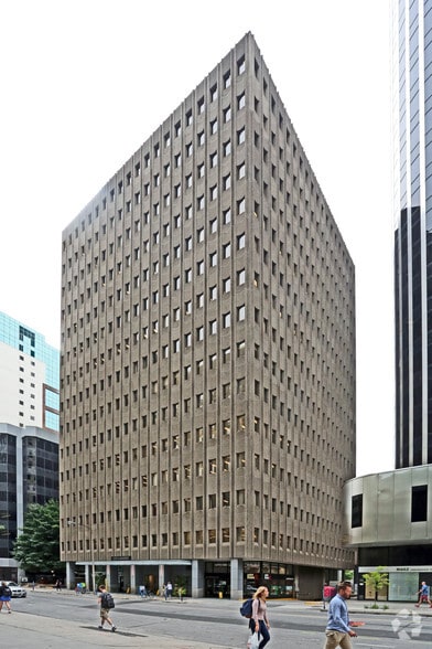 220 Laurier Av W, Ottawa, ON à louer - Photo du bâtiment - Image 2 de 2