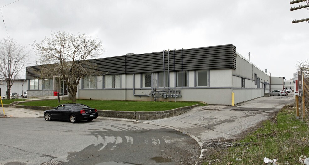 65-73 Huxley Rd, Toronto, ON à louer - Photo du bâtiment - Image 2 de 2