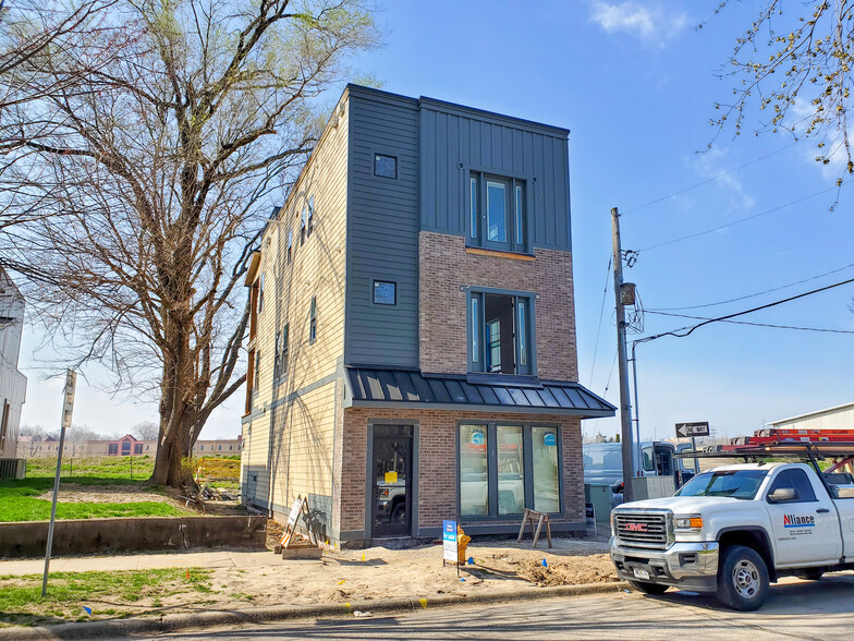 300 E Elm St, Lawrence, KS à vendre - Photo du bâtiment - Image 1 de 1