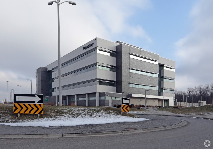 2220 University Ave E, Waterloo, ON à louer - Photo du bâtiment - Image 3 de 3