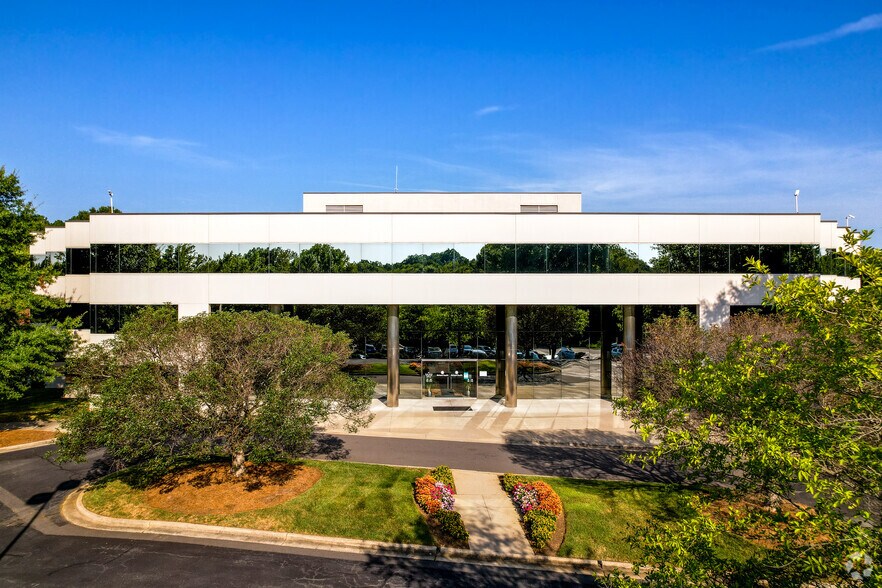 9401 Arrowpoint Blvd, Charlotte, NC à louer - Photo du bâtiment - Image 3 de 19