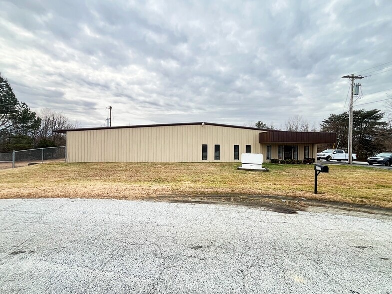 1927 Baker Rd, High Point, NC for sale - Building Photo - Image 1 of 7
