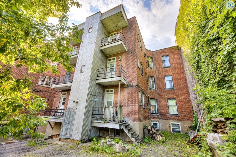 Edouard-Montpetit revenue properties portefeuille de 3 propriétés à vendre sur LoopNet.ca - Photo du bâtiment - Image 3 de 11