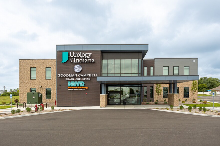 120 Avon Marketplace, Avon, IN à louer - Photo du bâtiment - Image 1 de 8