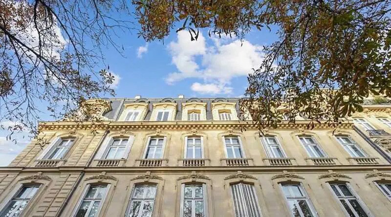 1 Avenue Franklin D. Roosevelt, Paris à louer - Photo du bâtiment - Image 2 de 2