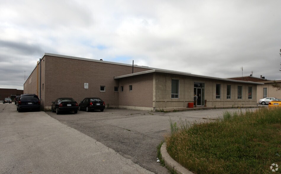 15 Meteor Dr, Toronto, ON à louer - Photo principale - Image 1 de 6