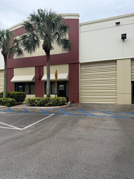3801-3899 SW 30th Ave, Fort Lauderdale, FL à louer - Photo du bâtiment - Image 3 de 5