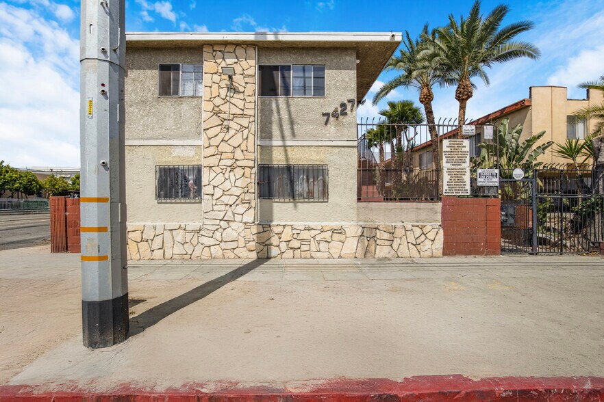 7427 S Figueroa St, Los Angeles, CA à vendre - Photo du bâtiment - Image 2 de 23