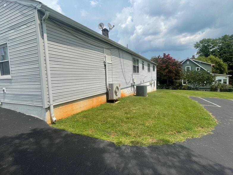 3633 Old Forest Rd, Lynchburg, VA à vendre - Photo du bâtiment - Image 2 de 15