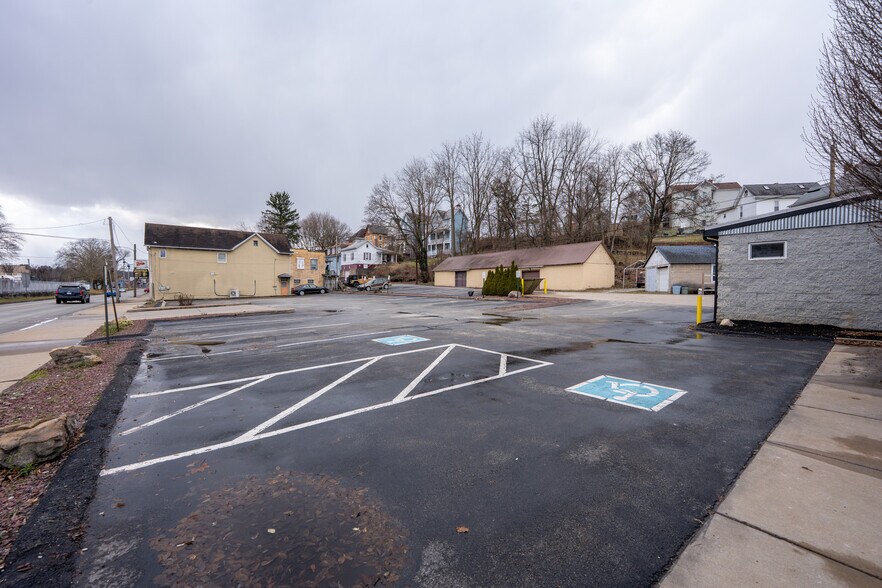 618 S Main St, Greensburg, PA à vendre - Photo du bâtiment - Image 3 de 46