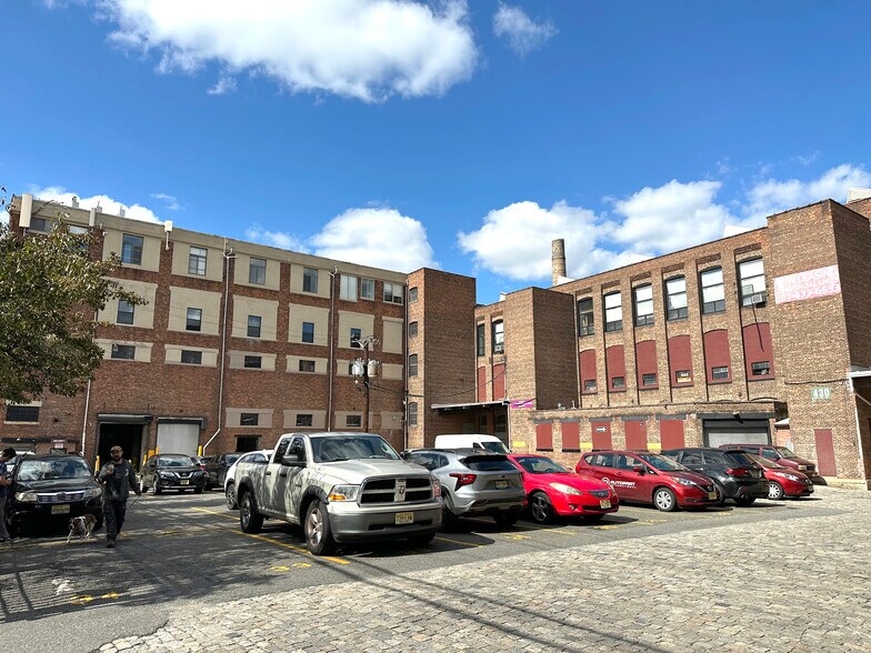 430 Communipaw Ave, Jersey City, NJ à louer - Photo du bâtiment - Image 1 de 8