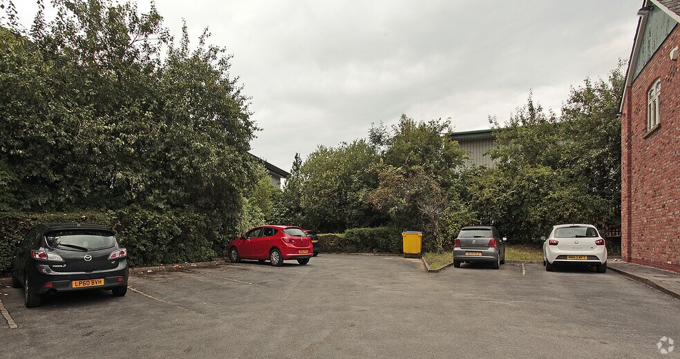 Lower Meadow Rd, Wilmslow à louer - Photo du bâtiment - Image 3 de 3