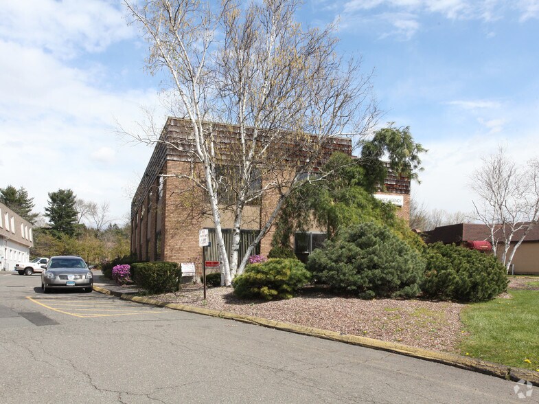 1850 Silas Deane Hwy, Rocky Hill, CT à vendre - Photo du bâtiment - Image 3 de 5