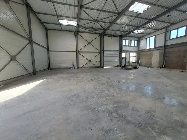 Flex in Neuville-sur-Saône for lease - Interior Photo - Image 2 of 3