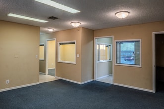 6941 Commerce Ave, El Paso, TX à vendre Photo intérieure- Image 1 de 7