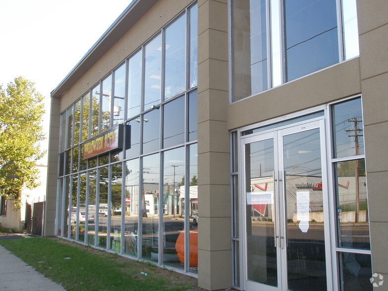 1570 Old Country Rd, Westbury, NY for lease - Building Photo - Image 3 of 8