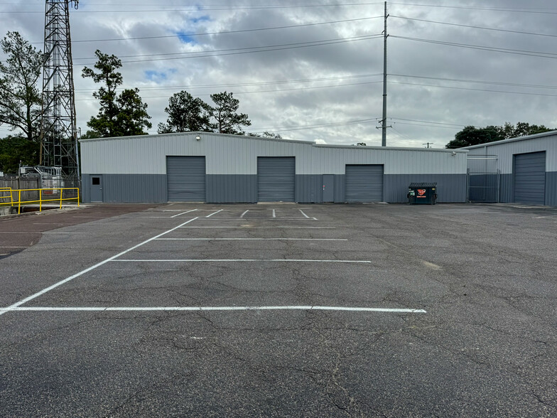 2520 Oscar Johnson Dr, North Charleston, SC for lease - Building Photo - Image 2 of 4