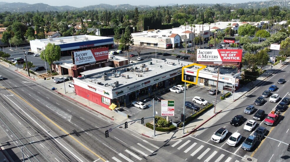 22800-22814 Victory Blvd, Woodland Hills, CA à louer - Photo du bâtiment - Image 2 de 22