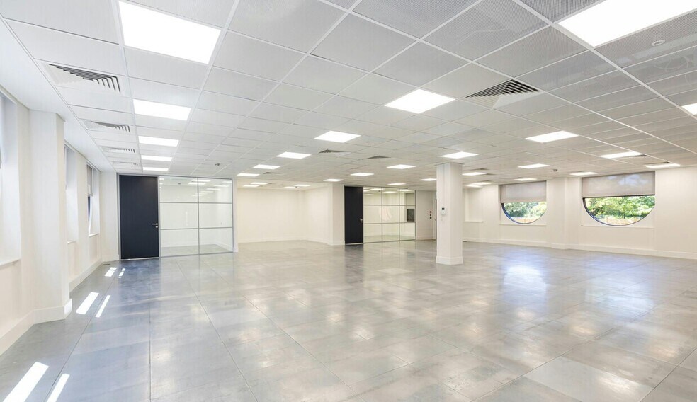 27-41 Church St W, Woking à louer - Photo du bâtiment - Image 3 de 23