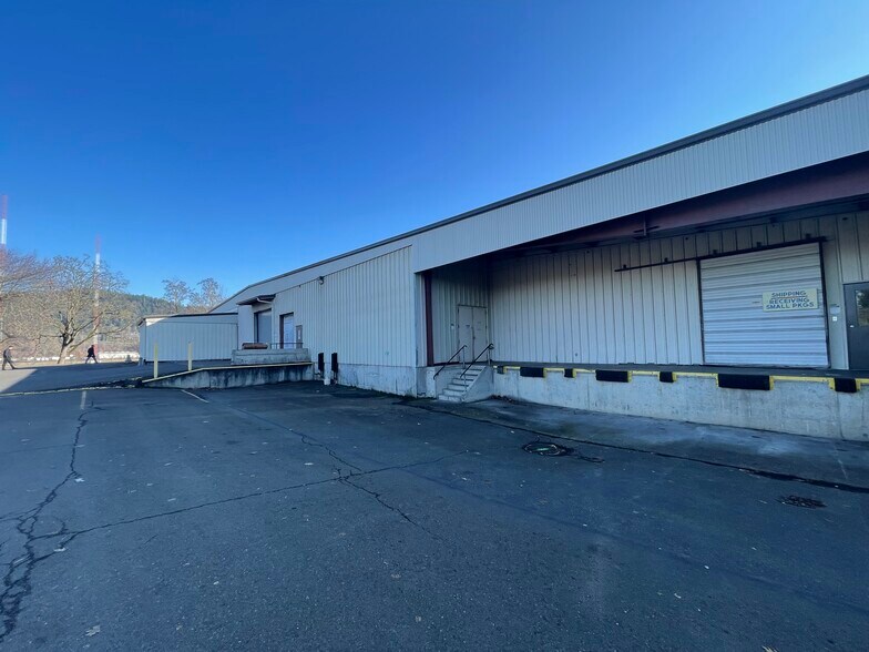 9085 SE Enoch Ct, Clackamas, OR à vendre - Photo du bâtiment - Image 3 de 5