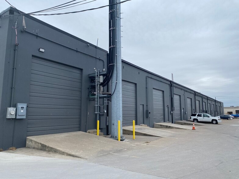 10031 Monroe Dr, Dallas, TX for lease - Building Photo - Image 3 of 6