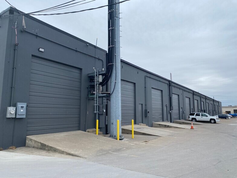 10031 Monroe Dr, Dallas, TX à louer - Photo du bâtiment - Image 3 de 6