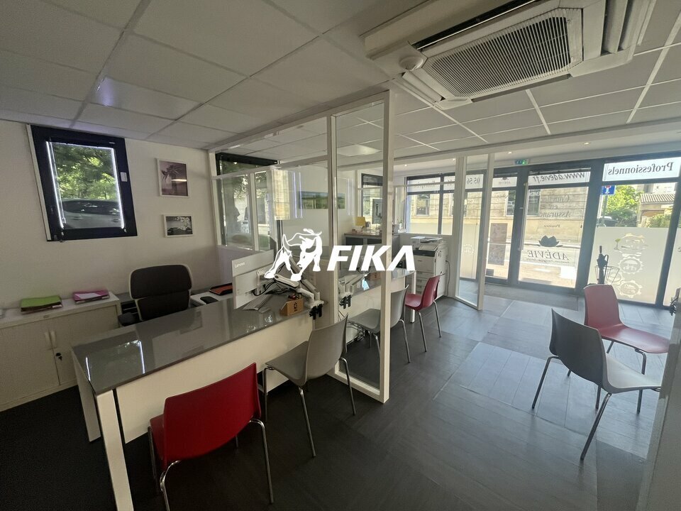Retail in Saint Medard En Jalles for sale Interior Photo- Image 1 of 13