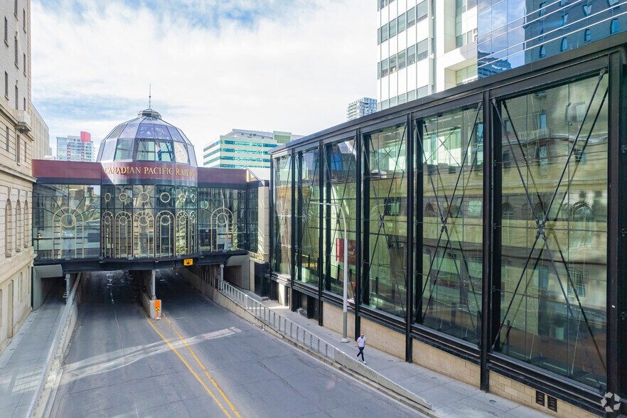 201 9th Ave SW, Calgary, AB à vendre - Photo principale - Image 1 de 1