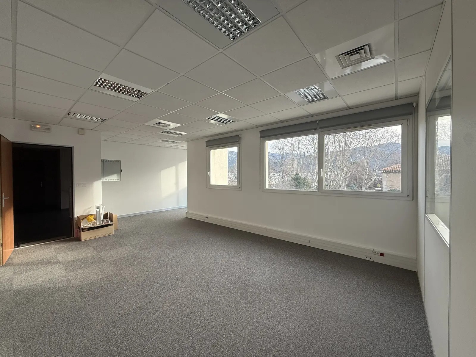 Office in Gémenos for lease Interior Photo- Image 1 of 9