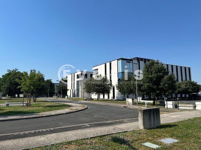 11 Avenue De Canteranne, Pessac à louer - Photo du bâtiment - Image 1 de 5
