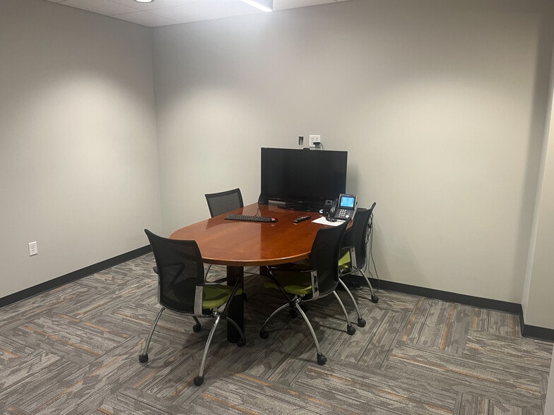 640 N Vel R Phillips Ave, Milwaukee, WI for lease - Interior Photo - Image 3 of 4