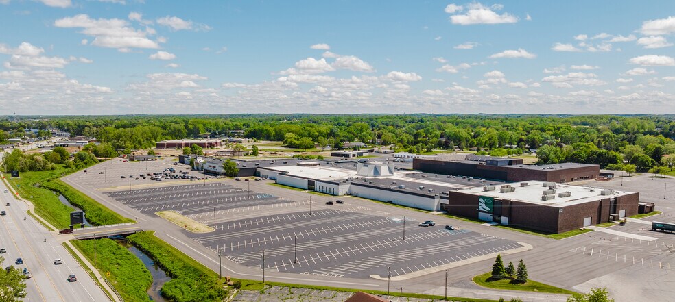 3701 S Main St, Elkhart, IN à louer - Photo du bâtiment - Image 3 de 26