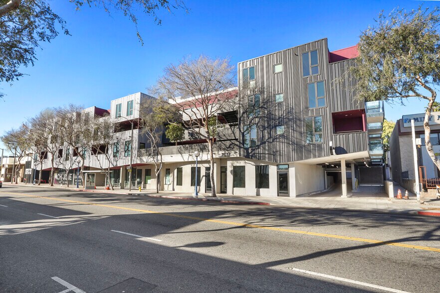 7617 Santa Monica Blvd, West Hollywood, CA à louer - Photo du bâtiment - Image 3 de 17