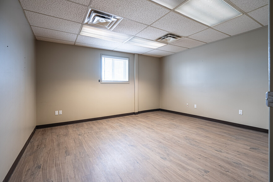 4606 62 Av, Lloydminster, AB for lease - Interior Photo - Image 3 of 48