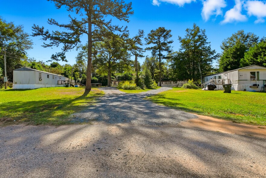 Pineview MHP Portfolio portfolio of 4 properties for sale on LoopNet.ca - Primary Photo - Image 1 of 11