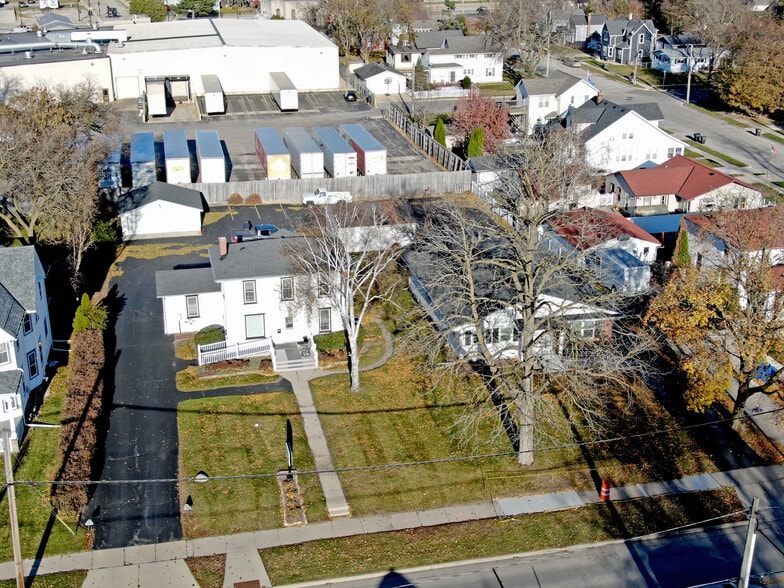 422 Summit Ave, Oconomowoc, WI for lease - Building Photo - Image 2 of 4