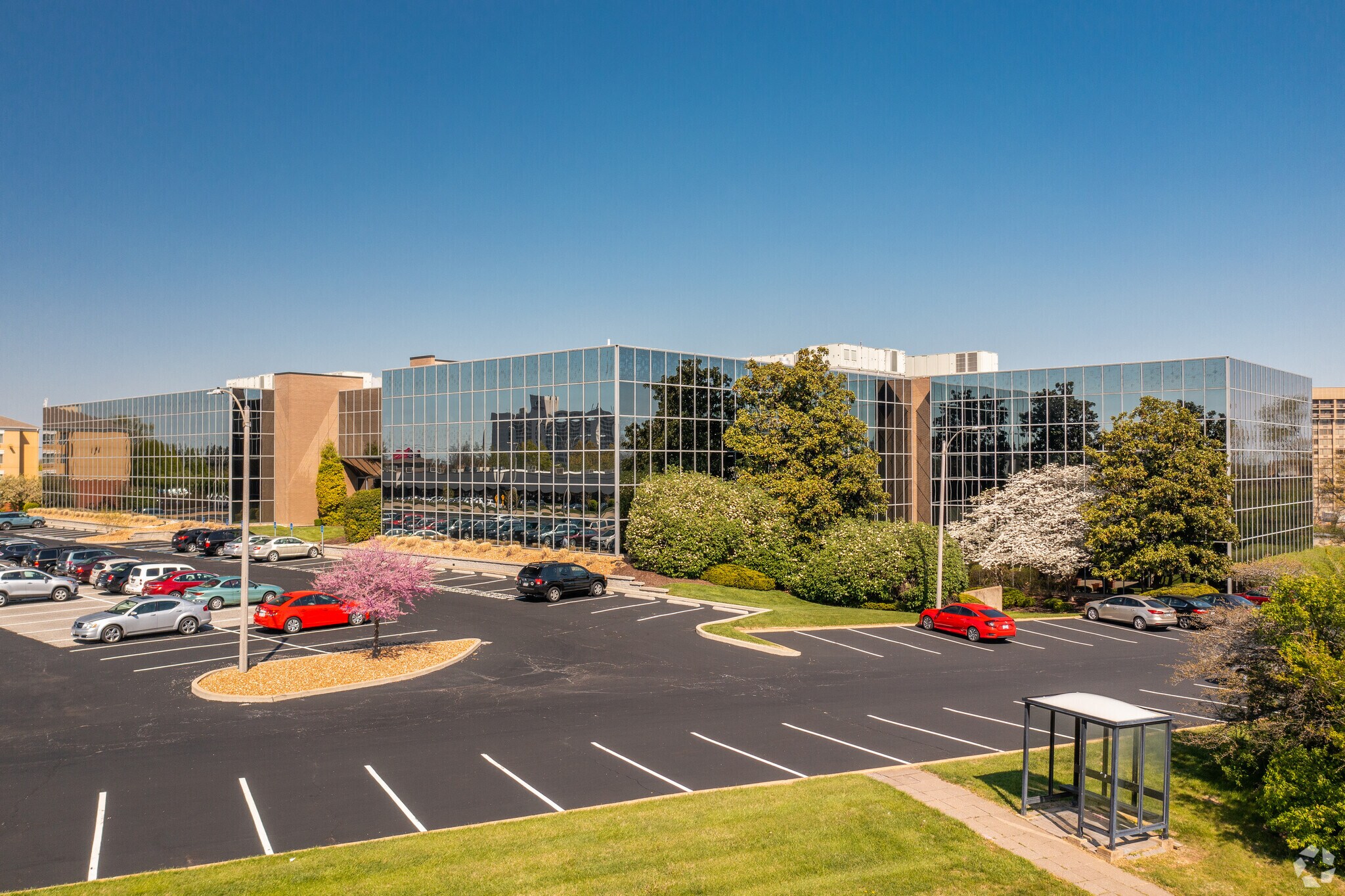 12115 Lackland Rd, Maryland Heights, MO à louer Photo du bâtiment- Image 1 de 13