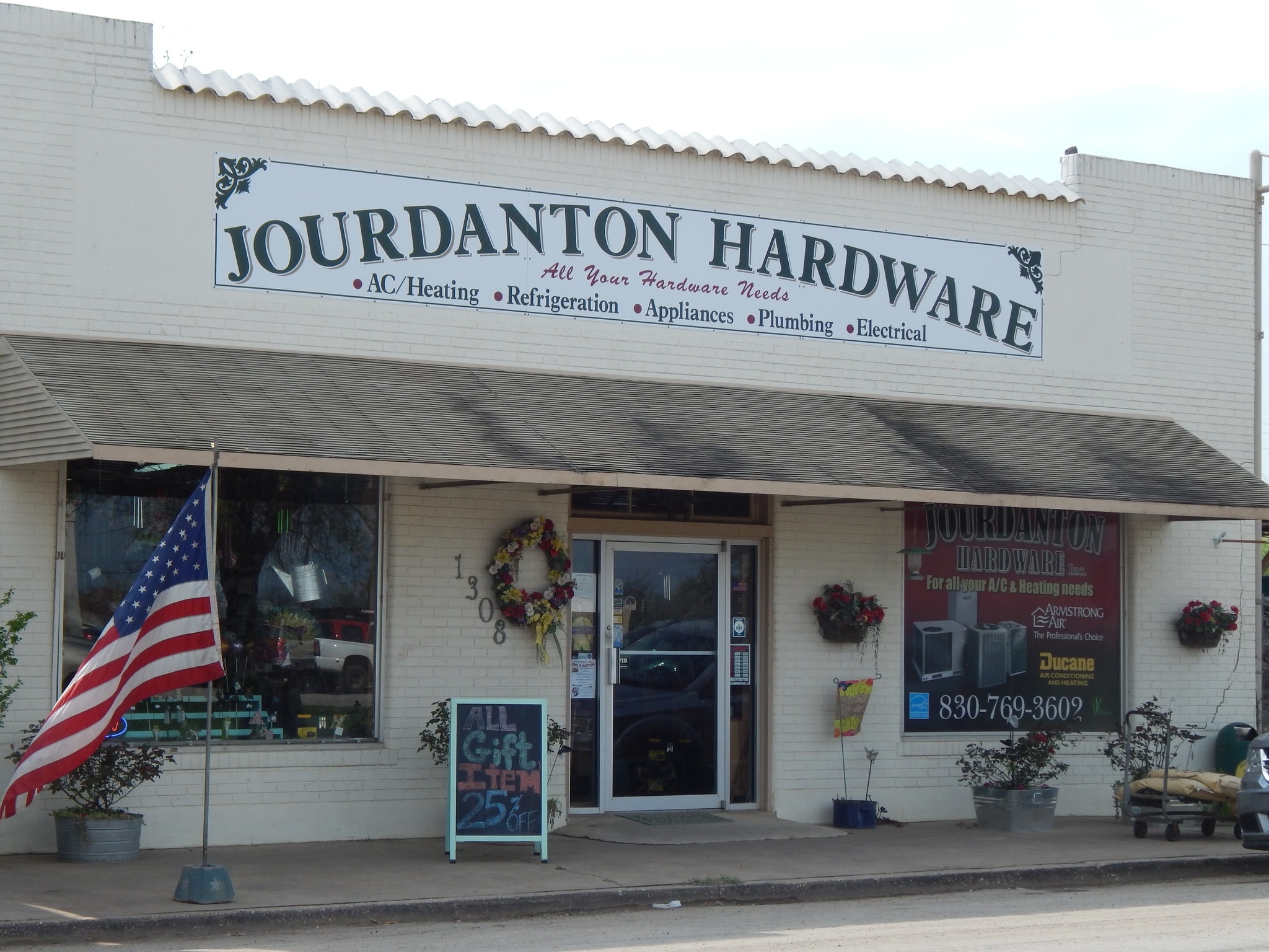 1308 Simmons Ave, Jourdanton, TX for sale Primary Photo- Image 1 of 21